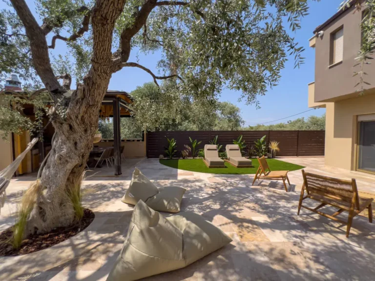 Backyard Villa Nous Luxury (9)